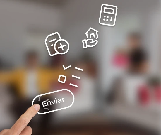 Mão a carregar no botão 'Enviar' para submeter um pedido de crédito