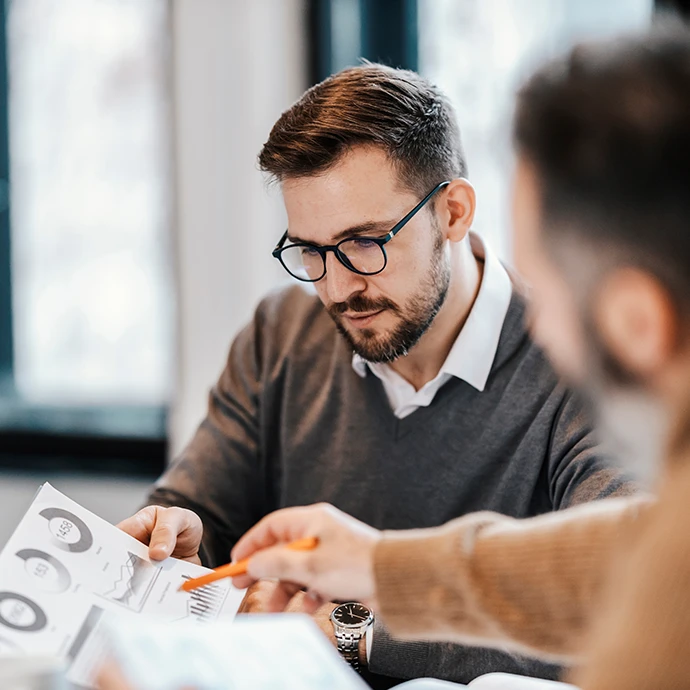 2 homens a analisar gráficos