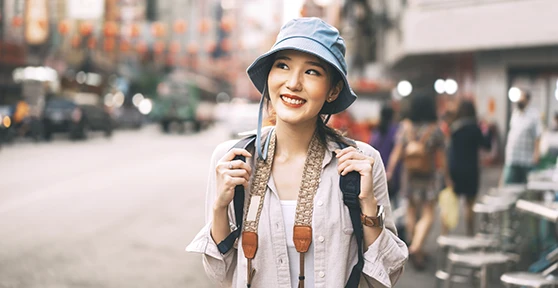 Senhora com mochila às costas