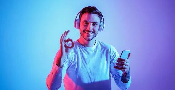 Rapaz a fazer impecável com uma mão e a pegar num telemóvel
