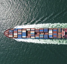 Barco a navegar e a transportar contentores de mercadorias