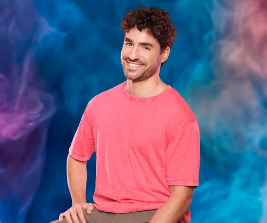 José Condessa com t-shirt rosa a sorrir para a câmara
