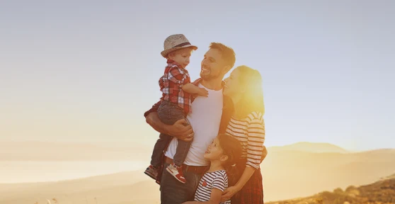 Família numa montanha num fim de tarde