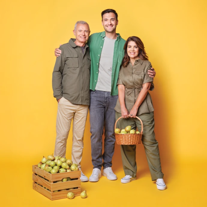 família com cabaz de peras