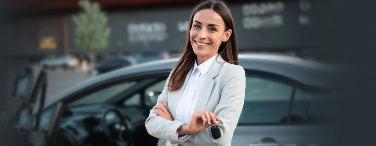 senhora de braços cruzados a segurar chave de carro