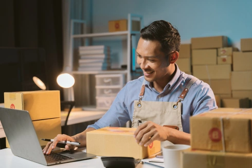 homem a preparar encomendas para envio