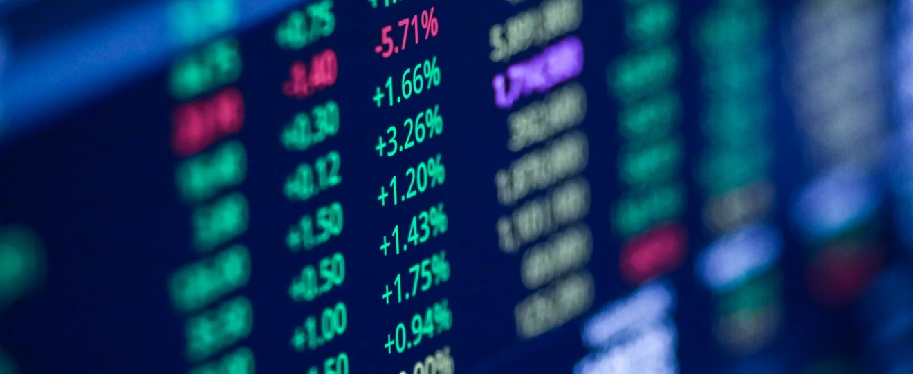 Ecrã digital com cotações da bolsa a verde e vermelho