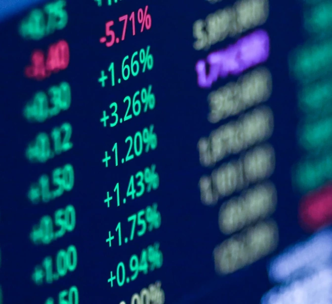 Ecrã digital com cotações da bolsa a verde e vermelho