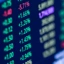 Ecrã digital com cotações da bolsa a verde e vermelho