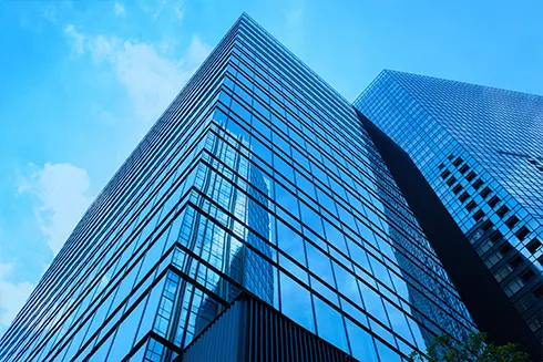 edifícios espelhados, altos, vistos de baixo