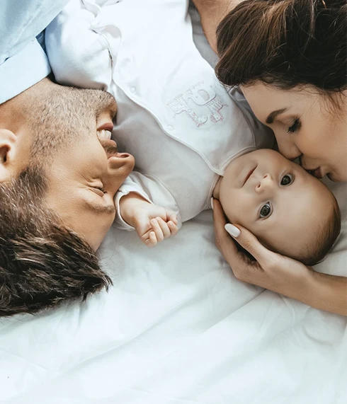 casal deitado com bebé
