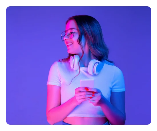 Rapariga com headphones brancos e um telemóvel na mão