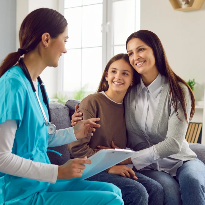 Médico ao domicilio com uma mãe e filha