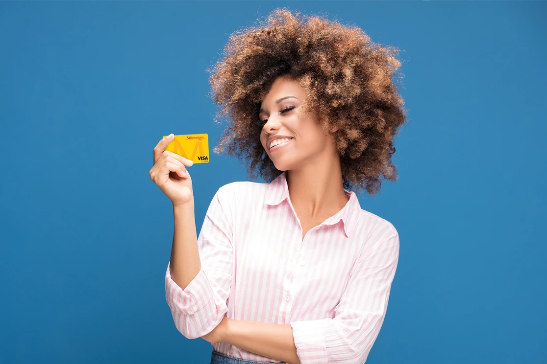 mulher a sorrir com cartão Visa Débito na mão, em fundo azul
