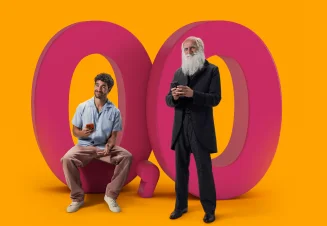 José Condessa, com um telemóvel na mão, e o 'Charles Darwin' (ator) ao seu lado também a segurar um telemóvel