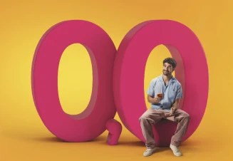 José Condessa com telemóvel na mão, sentado num número zero, parte de 0,0