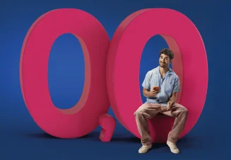 José Condessa com telemóvel na mão, sentado num número zero, parte de 0,0