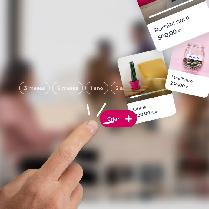 Dedo indicador a clicar no botão "Criar" e vários elementos visuais de objetivos financeiros (obras, portátil novo,...) e prazos (3 meses, 6 meses, 1 ano,...) à volta do botão