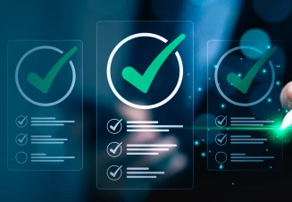 mão com caneta digital, numa ilustração, revendo informação com um visto