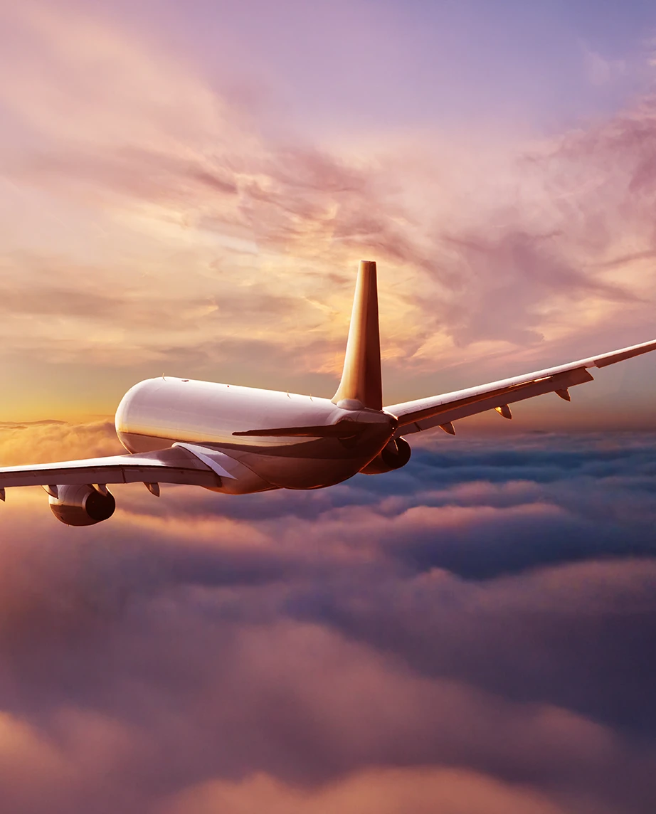 avião a voar sobre as nuvenes, ao pôr do sol