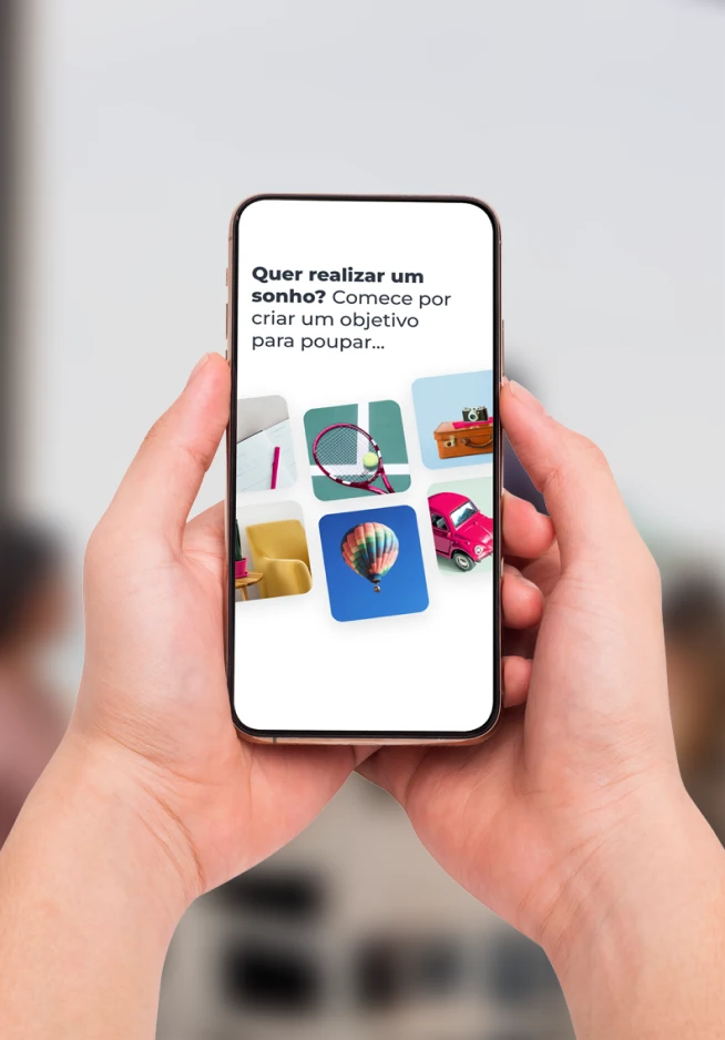 Mãos seguram smartphone com App Millennium que sugere criar objetivos de poupança para realizar sonhos