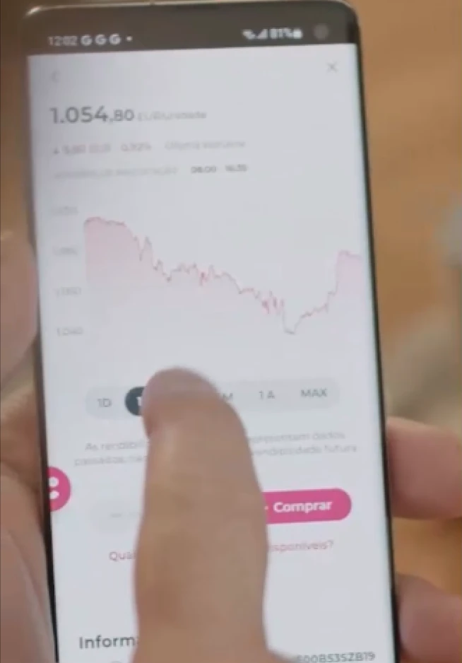 mão a mexer em telemóvel, na App Millennium, com gráficos