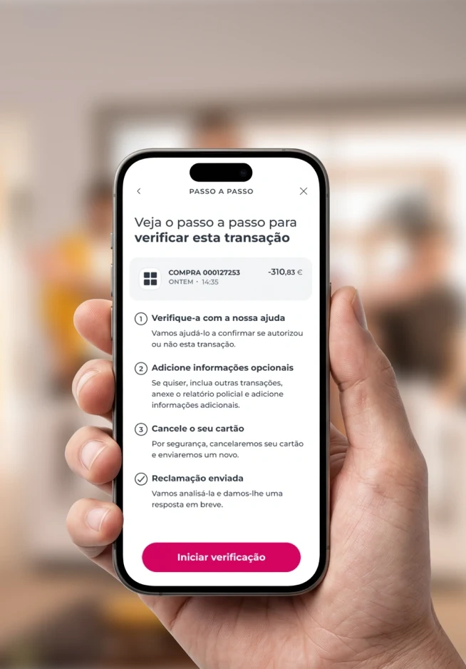 Mão segura telemóvel com os passos para verificar uma transação na App Millennium