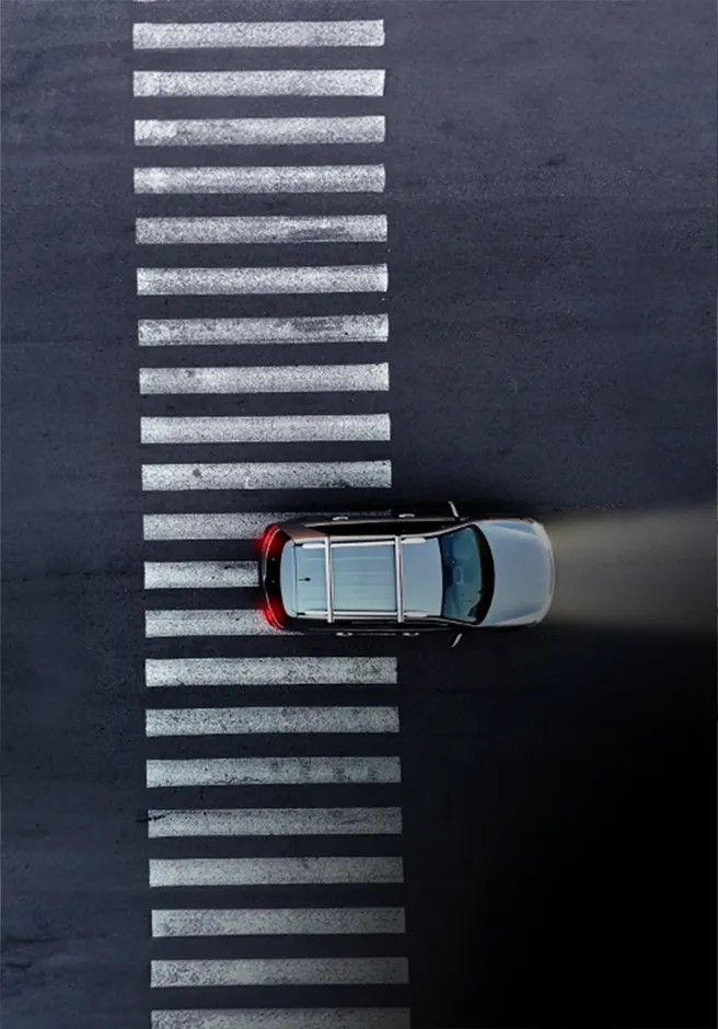 carro a circular na estrada, com luzes acesas