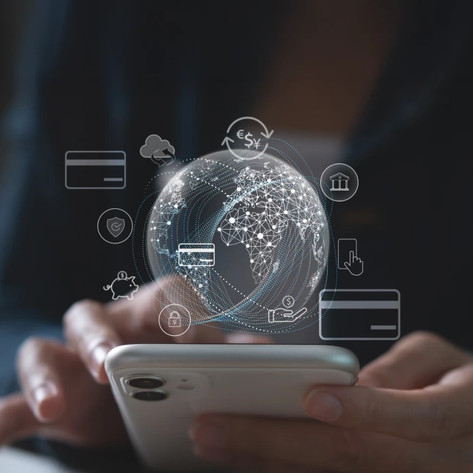 Mãos seguram smartphone com globo digital e ícones financeiros