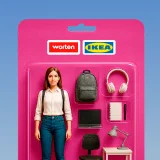 Caixa com uma figura de ação com vários acessórios de escritório