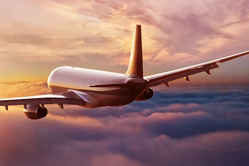 avião a voar sobre as nuvenes, ao pôr do sol