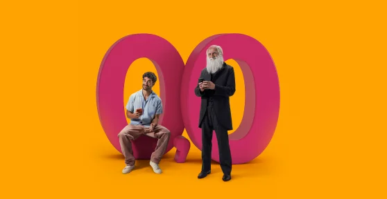 José Condessa, com um telemóvel na mão, e o 'Charles Darwin' (ator) ao seu lado também a segurar um telemóvel