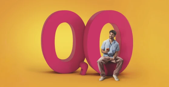 José Condessa com telemóvel na mão, sentado num número zero, parte de 0,0