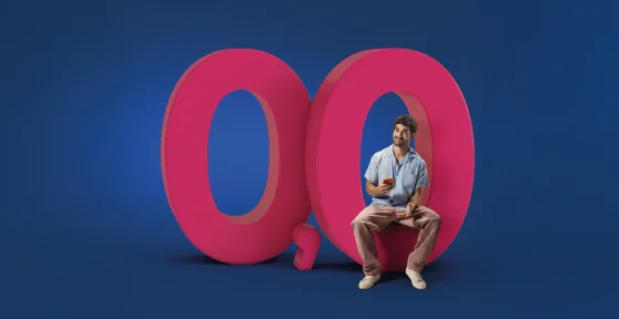 José Condessa com telemóvel na mão, sentado num número zero, parte de 0,0