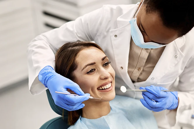 senhora sorridente no dentista