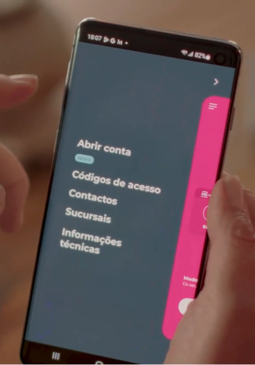 Ecrã de um telemóvel a mostrar o menu da App Millennium antes do login, sendo uma das opções "Códigos de acesso"