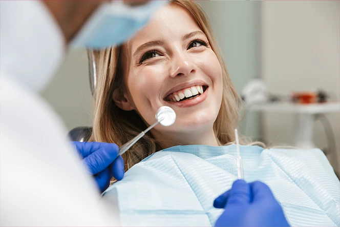 senhora sorridente no dentista