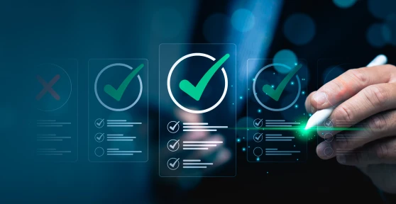 mão com caneta digital, numa ilustração, revendo informação com um visto