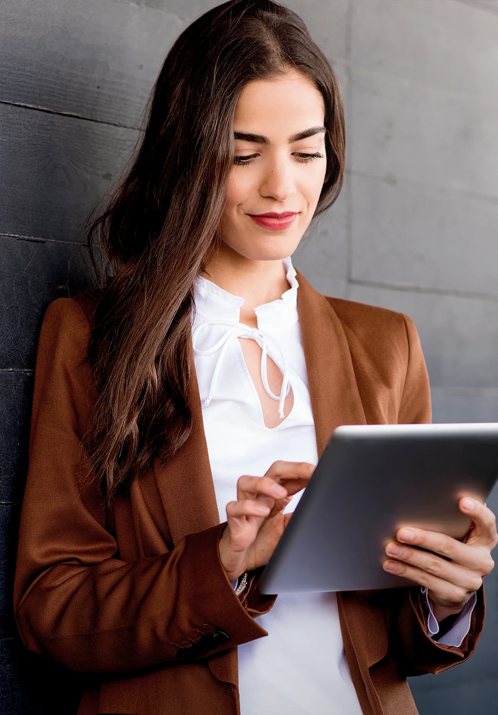 senhora sorridente com tablet na mão