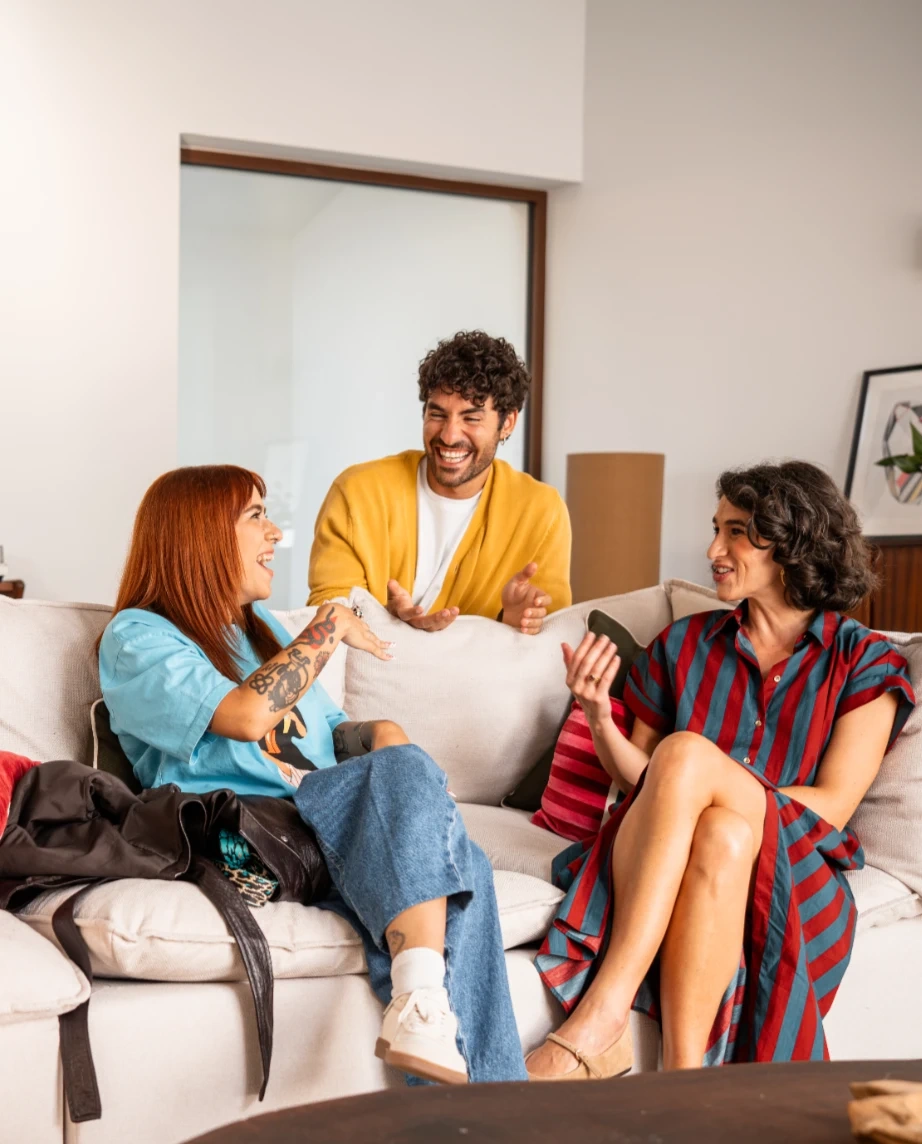 José Condessa, Mariana Valente e Rita Guimarães conversam animadamente na sala