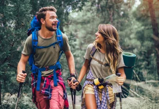 Casal a praticar caminhada