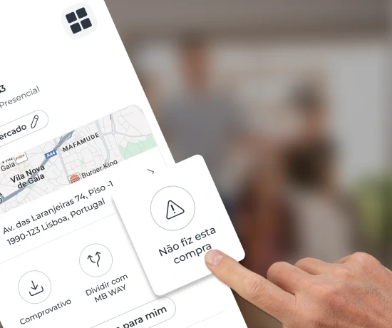 Dedo a selecionar "Não fiz esta compra" no detalhe de um movimento na App Millennium