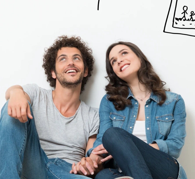Casal jovem sentado no chão a imaginar a decoração da sua casa
