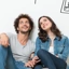 Casal jovem sentado no chão a imaginar a decoração da sua casa