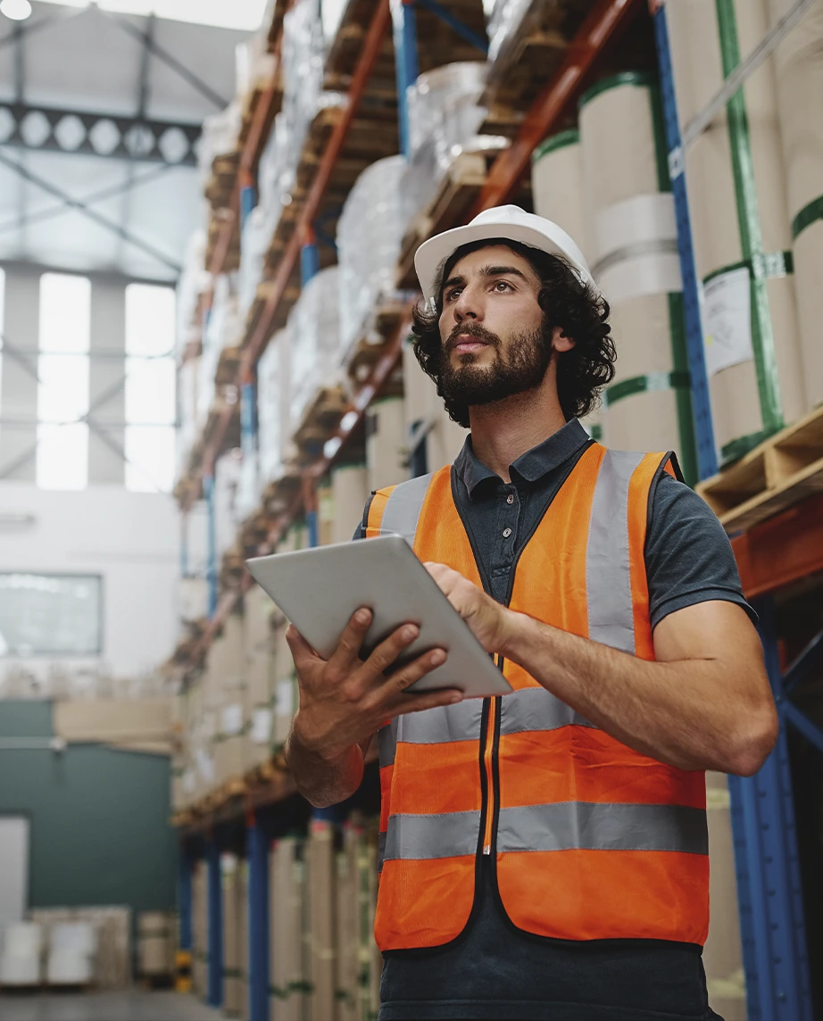 Empreendedor no armazém com tablet na mão a fazer a logistica