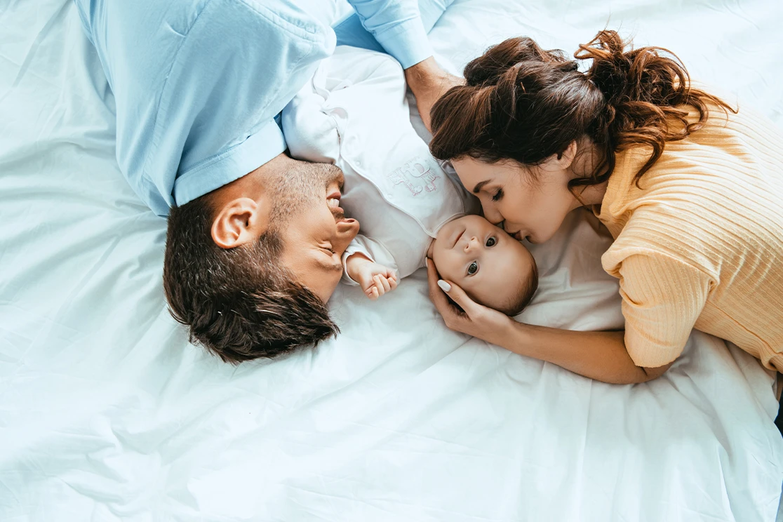 casal deitado com bebé