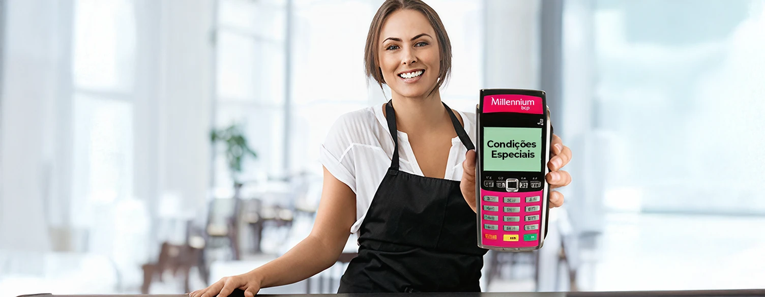 senhora sorridente, com avental, a segurar um TPA Millennium com texto "Condições Especiais"