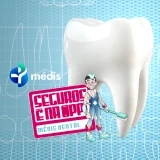 Super-herói do seguro Médis Dental junto a um dente saudável sobre fundo azul