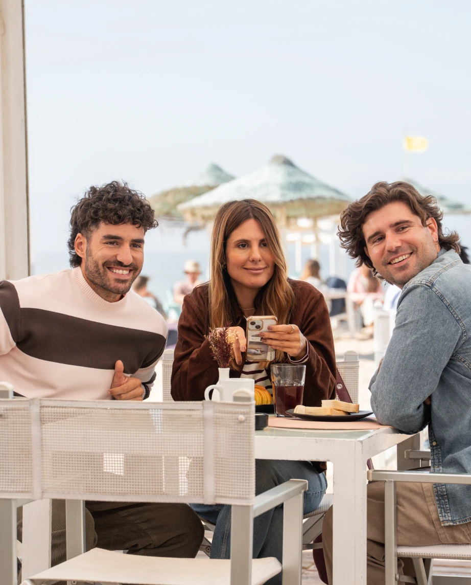 José Condessa e mais dois atores, a representar as personagens Sara Guimarães e Filipe Ribeiro, a sorrirem enquanto olham todos para o mesmo sítio