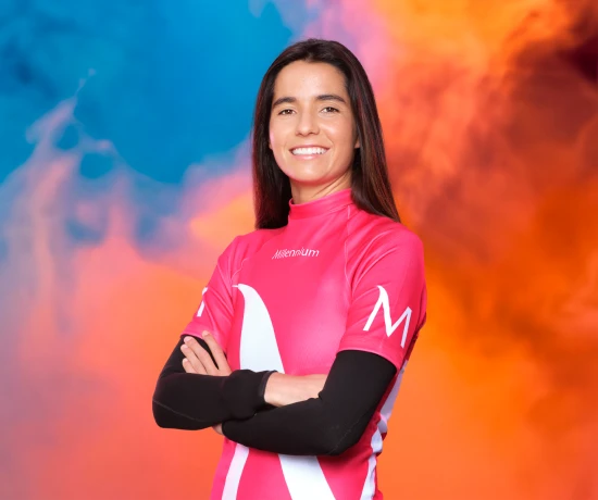Teresa Bonvalot a sorrir de braços cruzados sobre a t-shirt do Millennium bcp